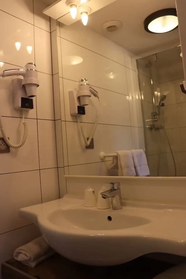 غرفة بسرير كينج، Village Hotel 4/7