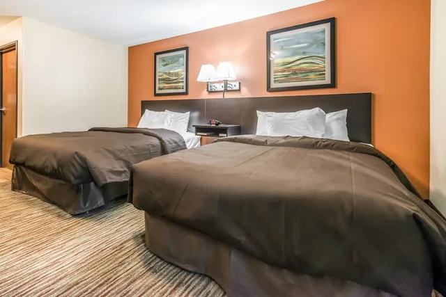 Efficiency, 2 Queen Beds, Pet Friendly, Accessible، Suburban Studios Washington, PA 1/4