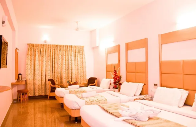غرفة قياسية رباعية بسريرين كوين، HOTEL RAJADHANE 1/9
