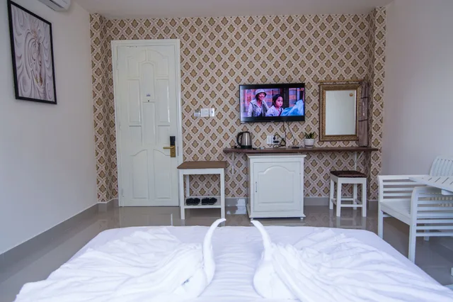 Room, Queen Bed, Royal Hotel 2/4