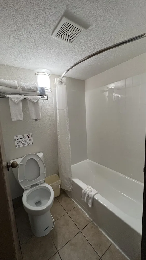غرفة قياسية بسرير كينج، Quality Inn Merriam Kansas City 10/10