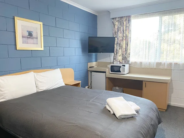 Studio, 1 Double and 1 Single Bed, Limestone Coast Tourist Park 3/6