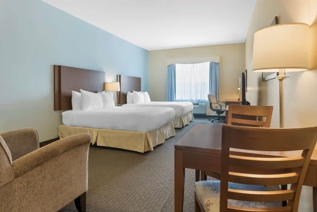 جناح بسريرين كوين مع أريكة بمنطقة جلوس بمطبخ صغير، Best Western Plus Liverpool Hotel & Conference Centre 6/9