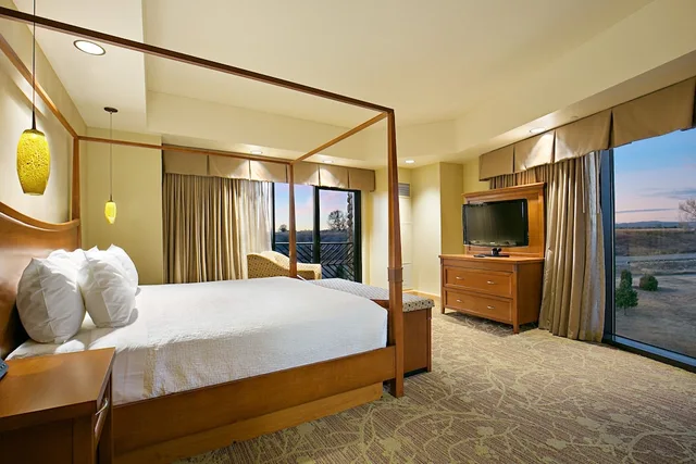جناح تنفيذي بسرير كينج مع أريكة، Sky Ute Casino And Resort 1/10
