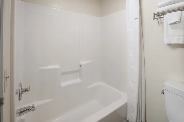 جناح بسرير كينج بغرفة نوم واحدة، Baymont By Wyndham South Haven 3/3