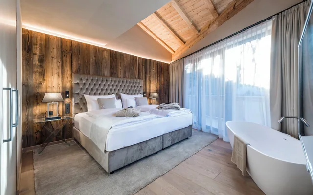 Gold, Suite, King Bed, Sofa, Hot Tub، Hotel Montchalet 1/3