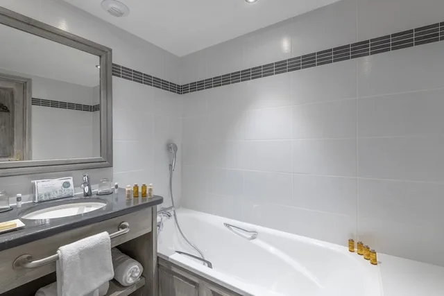 غرفة عائلية بسرير كوين وسريرين منفصلين، Hotel La Chaudanne 4/4