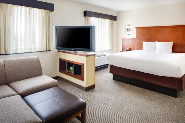 غرفة بسرير كينج مع أريكة، Hyatt Place South Bend / Mishawaka 2/4