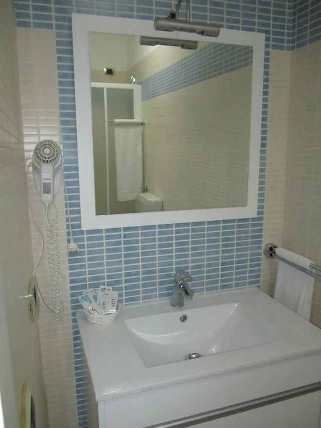 غرفة رباعية بسرير مزدوج وسريرين منفصلين، Palazzo Reginella Residence Hotel 3/3