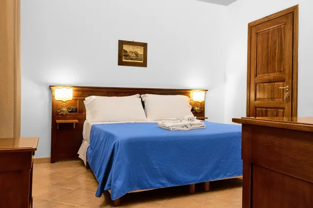 Deluxe, Quadruple, Double and Twin Beds, Castle View, Patio, Hotel Villa de Pasquale 1/6