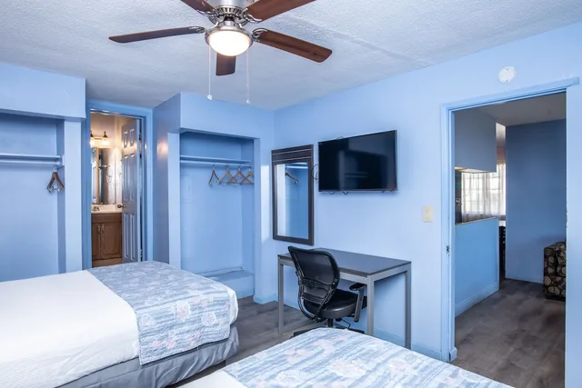 2 Bedrooms, Suite, 1 Queen and 2 Double Beds, Sofa, Kitchen, Aqua Breeze Inn 2/2