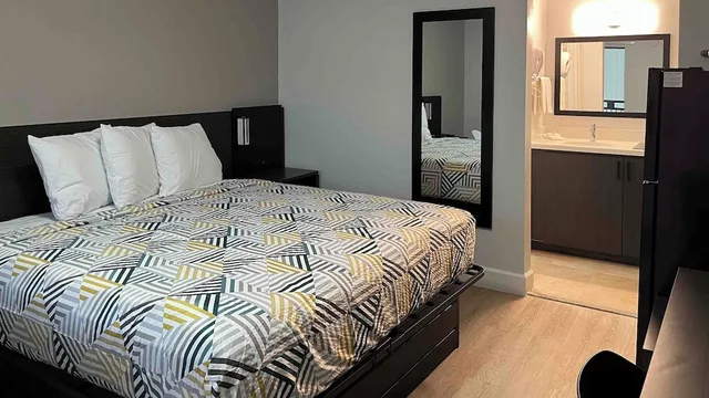 غرفة بسرير كينج بمطبخ، Studio6 Conroe, TX 2/6