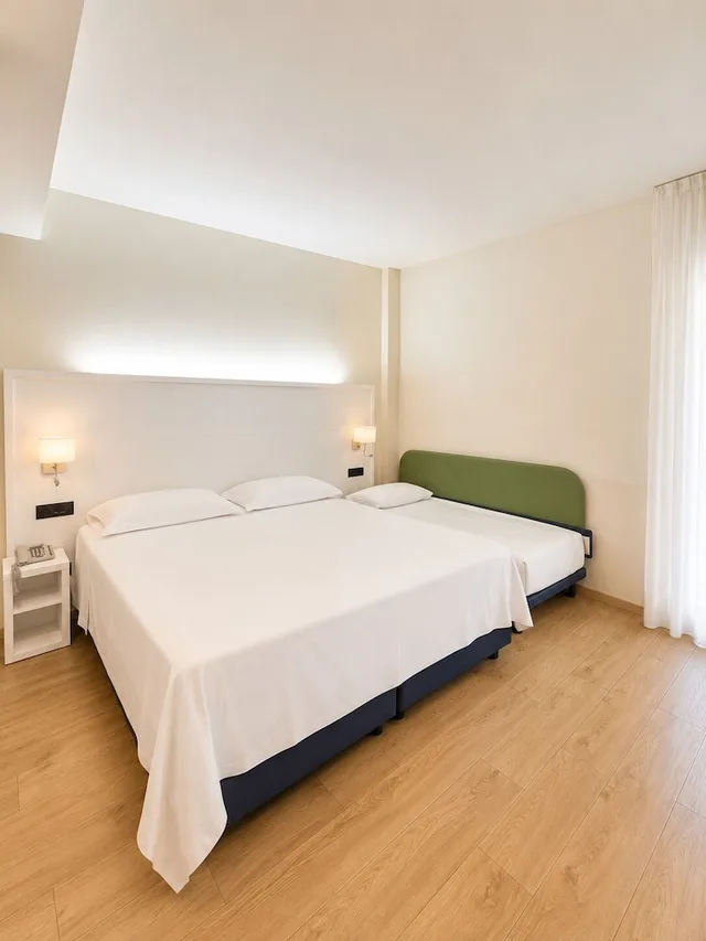 غرفة رباعية بسرير كوين وسريرين منفصلين لذوي الإعاقة، HOTEL PARIGI 2 5/8