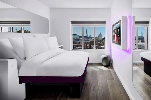 غرفة بريميوم بسرير كوين بإطلالة على المدينة، YOTEL London City, Select by Hilton 1/7