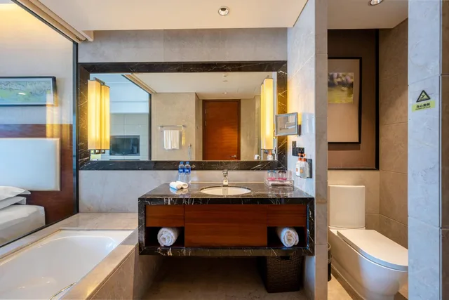 غرفة قياسية بسريرين منفصلين بإطلالة على البحيرة، CROWNE PLAZA WUXI TAIHU 5/6