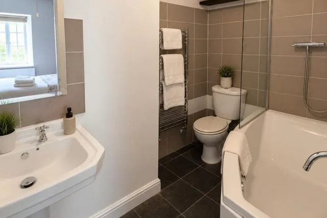 Family, Apartment, 1 Double and 2 Bunk Beds، Picton House Hotel 3/4