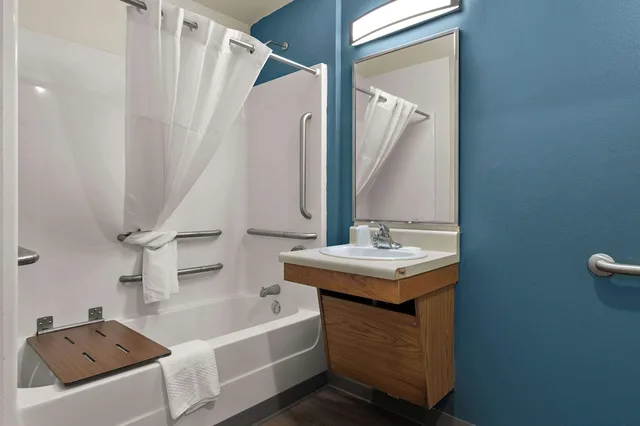 Efficiency, Suite, Queen Bed، WoodSpring Suites Champaign near University 2/2
