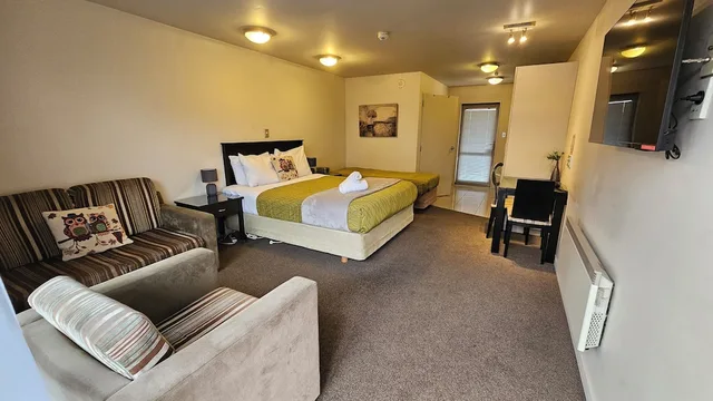 استوديو كومفورت بسرير كوين وسرير فردي في الطابق الأرضي لذوي الإعاقة، Delago Motel 3/9