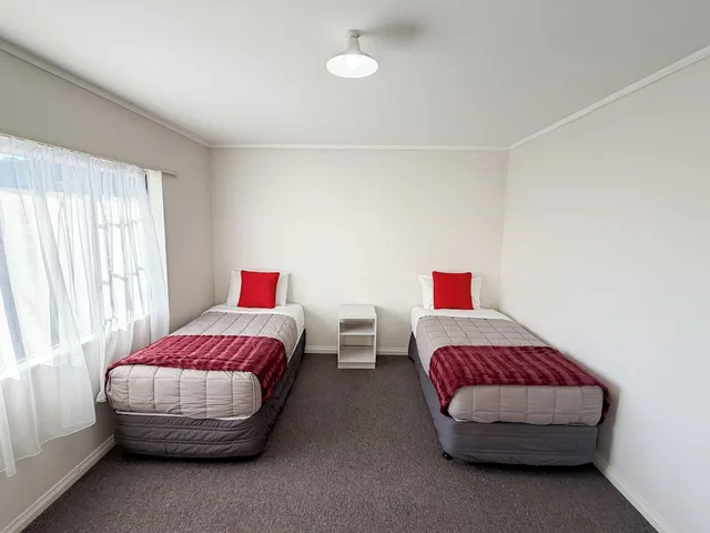 2 Bedrooms, Family Suite, 1 Double and 3 Single Beds، Settlers Motor Lodge 3/9