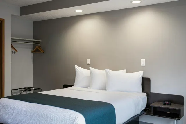 غرفة بسرير كوين لغير المدخنين بمطبخ، Motel6 Saanichton, BC - Victoria Airport 6/10