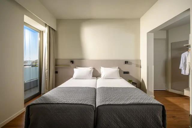 غرفة بسرير كوين بإطلالة على البحر، Marin Hotel 2/4