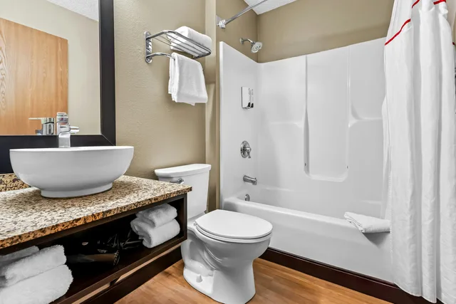 جناح بسريرين كوين بمطبخ صغير، Red Roof Plus Suites Malone 6/7