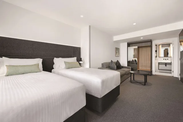 Yarra, Family, King and Twin Beds, River View، Vibe Hotel Melbourne 1/10