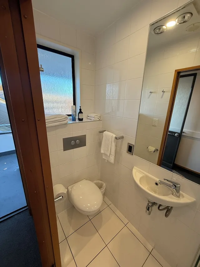 غرفة قياسية بسرير كينج وسريرين منفصلين بغرفتي نوم، Airport Gateway Motor Lodge 6/7
