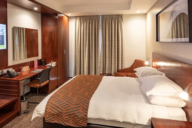 غرفة بسرير مزدوج، City Lodge Hotel at OR Tambo International Airport 3/7