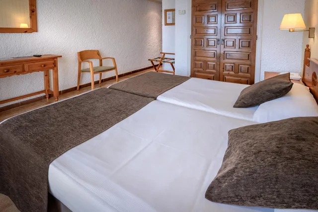 غرفة بسريرين منفصلين بشرفة، GHT Neptuno Venus & Spa 6/10