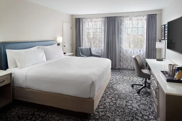 غرفة بسرير كينج بإطلالة على الفناء بشرفة، Four Points By Sheraton French Quarter 1/2