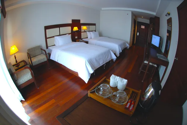غرفة متصلة بسرير مزدوج وسريرين منفصلين، River City Hotel 1/1