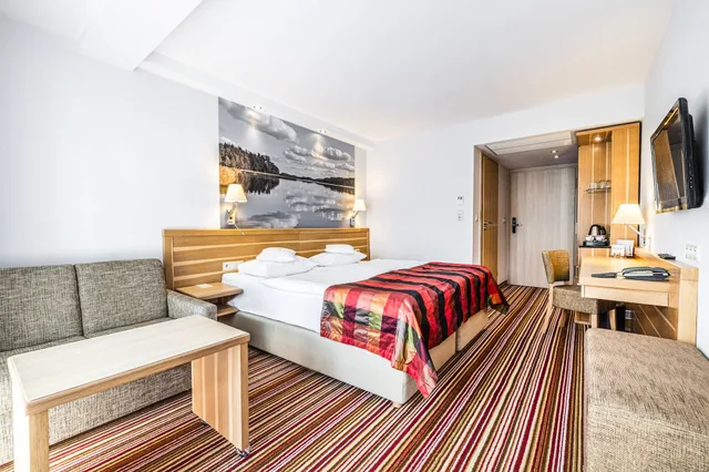 غرفة بسريرين منفصلين بإطلالة على البحيرة، Hotel Warszawa SPA and Resort 1/2