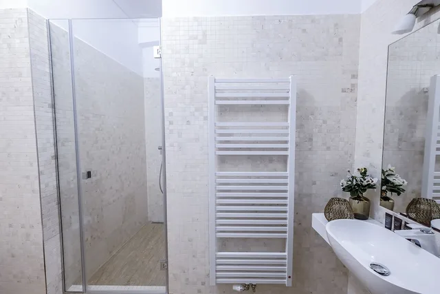 John Dee, Suite, 1 King and 1 Single Beds، Hotel Ebersbach 2/2