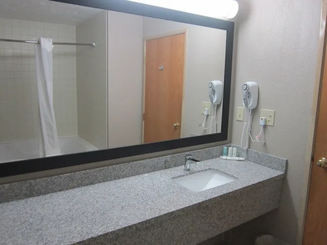 غرفة قياسية بسريرين كوين، Quality Inn Nashville Bloomington 5/8