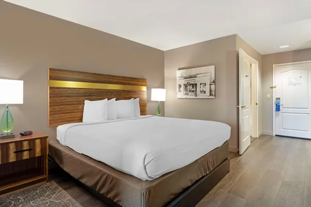 جناح بسرير كينج وسريرين كوين بغرفتين مع أريكة، Best Western Cedar Inn & Suites 2/4