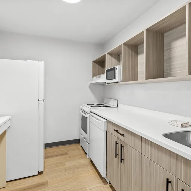 غرفة عائلية مع أريكة، Suburban Studios Copley Akron West 5/5