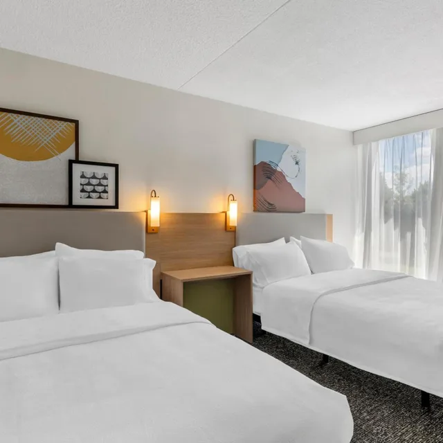 غرفة بسريرين كوين بحوض استحمام لذوي الإعاقة، Spark by Hilton Akron Fairlawn 1/3