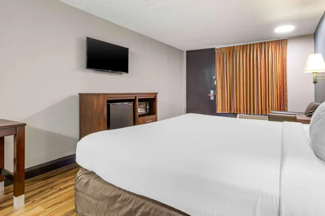 غرفة بسرير كينج للمدخنين، Econo Lodge Rock Hill Northeast 1/4