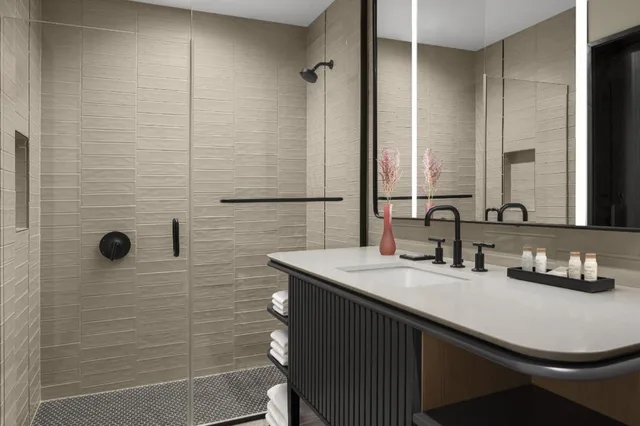 1 Bedroom, Spa, Executive, Suite, King Bed, High Floor، Renaissance Milwaukee West Hotel 4/5