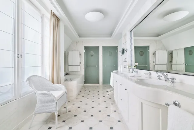 Prestige, King Bed, Balcony, Le Bristol Paris 3/3