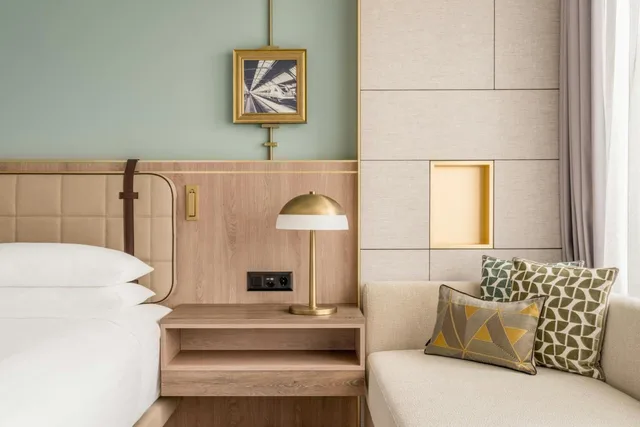 Guest Room, Superior, King Bed, Main Building, Zurich Marriott Hotel 9/10