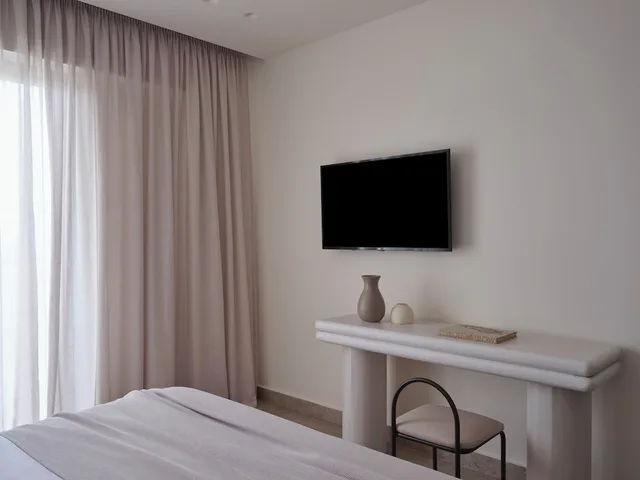 غرفة بسريرين منفصلين بإطلالة على المسبح، Atlantica Thalassa Hotel 6/10