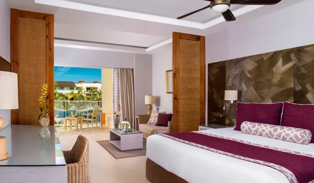 غرفة بسرير مزدوج بإطلالة جزئية على البحر، Dreams Royal Beach (former Now Larimar) 1/2