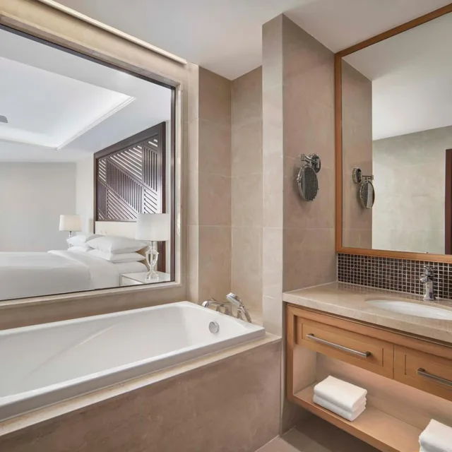 غرفة ديلوكس بسرير كينج بشرفة، Renaissance Hoi An Resort & Spa 9/10