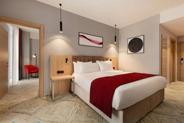 جناح جونيور بسرير كينج، Ramada by Wyndham Targu Jiu 1/2