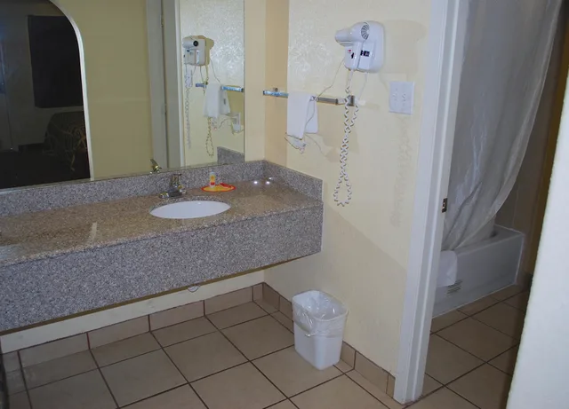 Standard, 2 Double Beds, Econo Lodge San Marcos University Area 2/3