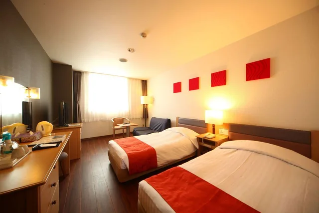 غرفة بسريرين منفصلين مع أريكة، Hotel Naturwald Furano 1/3