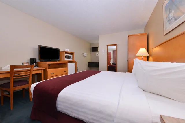 غرفة بسرير كينج يُسمح فيها بالحيوانات الأليفة، Canadas Best Value Inn Suites Vernon 2/6