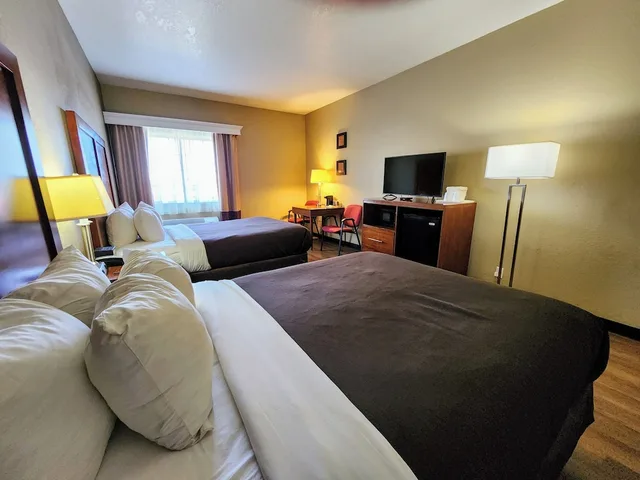 غرفة بسريرين كوين يُسمح فيها بالحيوانات الأليفة، Comfort Inn Bolivar, MO 1/3
